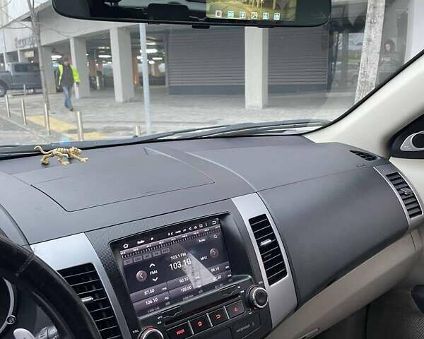 Бежевый Мицубиси Аутлендер ХЛ, объемом двигателя 3 л и пробегом 235 тыс. км за 8000 $, фото 13 на Automoto.ua