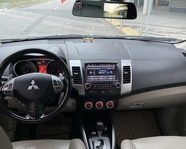 Бежевый Мицубиси Аутлендер ХЛ, объемом двигателя 3 л и пробегом 235 тыс. км за 8000 $, фото 15 на Automoto.ua