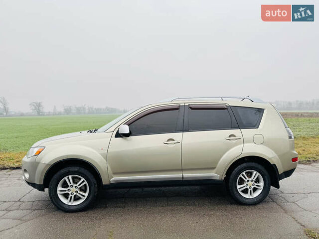 Бежевый Мицубиси Аутлендер ХЛ, объемом двигателя 2.4 л и пробегом 107 тыс. км за 9900 $, фото 2 на Automoto.ua