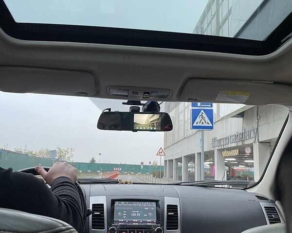 Бежевый Мицубиси Аутлендер ХЛ, объемом двигателя 3 л и пробегом 235 тыс. км за 8000 $, фото 16 на Automoto.ua