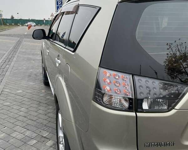 Бежевый Мицубиси Аутлендер ХЛ, объемом двигателя 3 л и пробегом 235 тыс. км за 8000 $, фото 8 на Automoto.ua