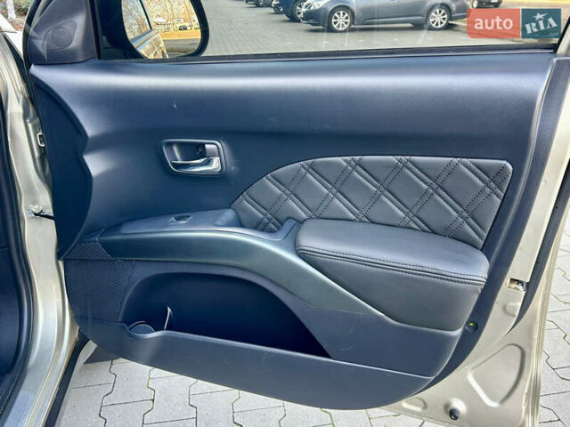 Бежевый Мицубиси Аутлендер ХЛ, объемом двигателя 2 л и пробегом 226 тыс. км за 8999 $, фото 27 на Automoto.ua