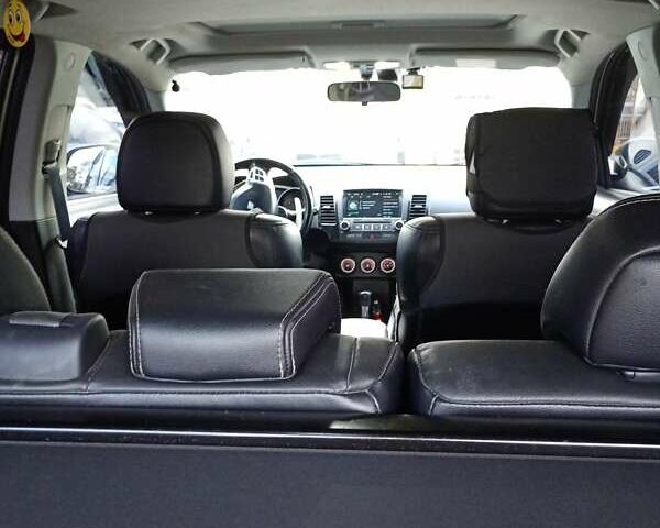 Бежевый Мицубиси Аутлендер ХЛ, объемом двигателя 3 л и пробегом 127 тыс. км за 12000 $, фото 6 на Automoto.ua