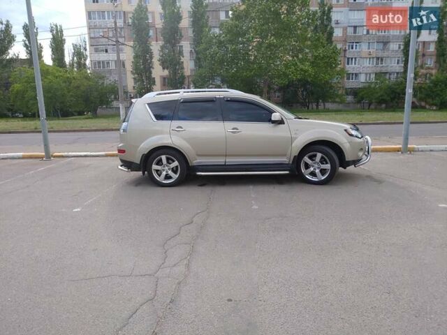 Бежевый Мицубиси Аутлендер ХЛ, объемом двигателя 3 л и пробегом 127 тыс. км за 12000 $, фото 1 на Automoto.ua