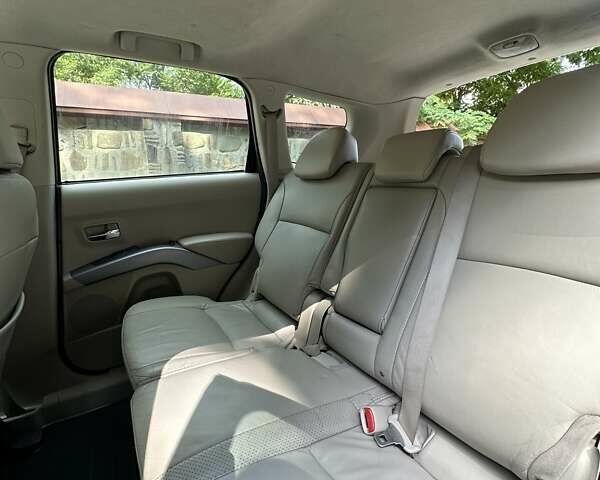 Чорний Міцубісі Аутлендер ХЛ, об'ємом двигуна 3 л та пробігом 264 тис. км за 9500 $, фото 7 на Automoto.ua