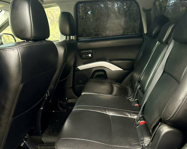 Черный Мицубиси Аутлендер ХЛ, объемом двигателя 2.4 л и пробегом 230 тыс. км за 8500 $, фото 20 на Automoto.ua