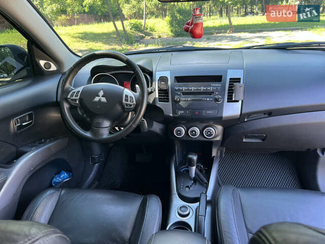 Черный Мицубиси Аутлендер ХЛ, объемом двигателя 3 л и пробегом 280 тыс. км за 9200 $, фото 3 на Automoto.ua