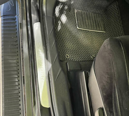 Черный Мицубиси Аутлендер ХЛ, объемом двигателя 3 л и пробегом 169 тыс. км за 9300 $, фото 5 на Automoto.ua