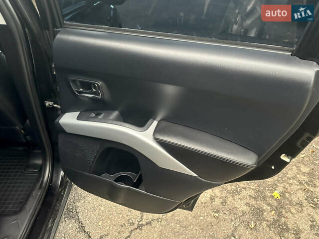 Черный Мицубиси Аутлендер ХЛ, объемом двигателя 2.4 л и пробегом 230 тыс. км за 8500 $, фото 19 на Automoto.ua