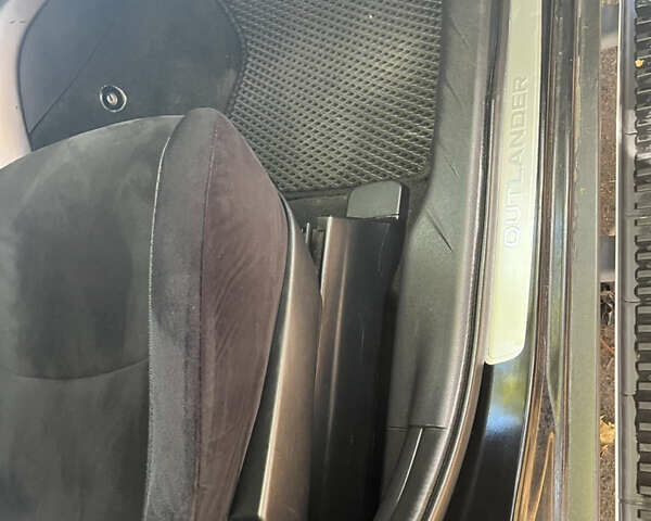 Черный Мицубиси Аутлендер ХЛ, объемом двигателя 3 л и пробегом 169 тыс. км за 9300 $, фото 3 на Automoto.ua