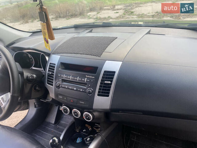 Черный Мицубиси Аутлендер ХЛ, объемом двигателя 1.97 л и пробегом 207 тыс. км за 8200 $, фото 9 на Automoto.ua