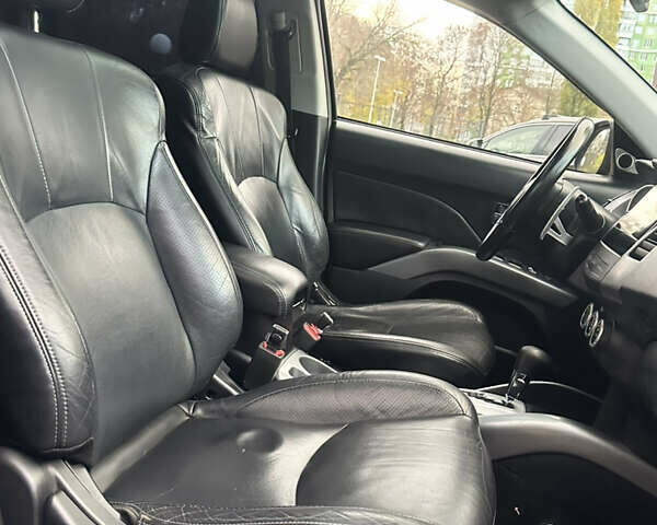 Черный Мицубиси Аутлендер ХЛ, объемом двигателя 2.4 л и пробегом 230 тыс. км за 8500 $, фото 16 на Automoto.ua