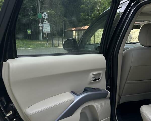 Чорний Міцубісі Аутлендер ХЛ, об'ємом двигуна 3 л та пробігом 264 тис. км за 9500 $, фото 6 на Automoto.ua