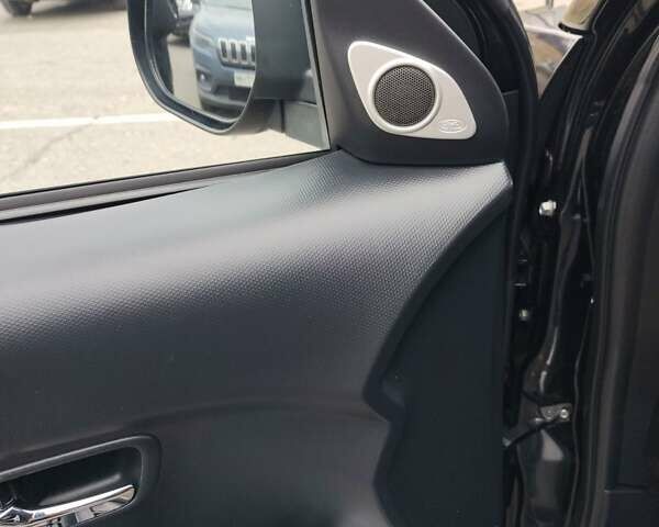 Черный Мицубиси Аутлендер ХЛ, объемом двигателя 2 л и пробегом 218 тыс. км за 10500 $, фото 2 на Automoto.ua