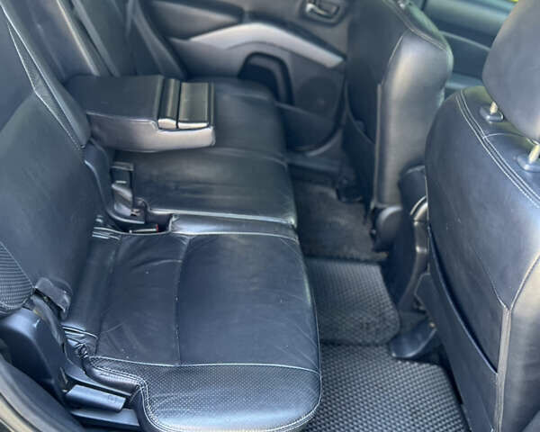 Черный Мицубиси Аутлендер ХЛ, объемом двигателя 3 л и пробегом 280 тыс. км за 9200 $, фото 4 на Automoto.ua