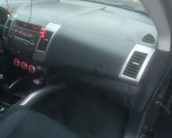 Черный Мицубиси Аутлендер ХЛ, объемом двигателя 2.36 л и пробегом 270 тыс. км за 9200 $, фото 4 на Automoto.ua