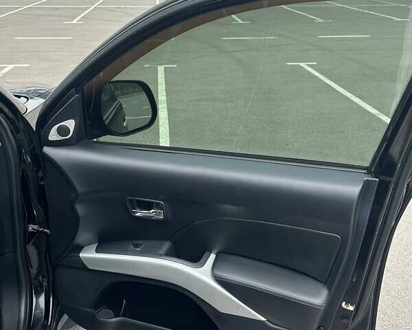 Черный Мицубиси Аутлендер ХЛ, объемом двигателя 2.36 л и пробегом 250 тыс. км за 10000 $, фото 24 на Automoto.ua