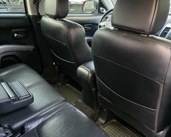 Черный Мицубиси Аутлендер ХЛ, объемом двигателя 2 л и пробегом 186 тыс. км за 10000 $, фото 7 на Automoto.ua