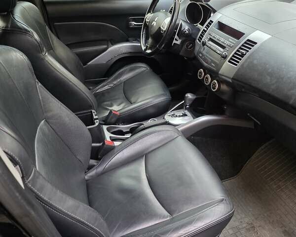 Черный Мицубиси Аутлендер ХЛ, объемом двигателя 2 л и пробегом 186 тыс. км за 10000 $, фото 6 на Automoto.ua