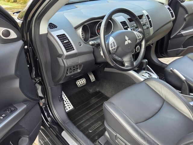 Черный Мицубиси Аутлендер ХЛ, объемом двигателя 2.4 л и пробегом 31 тыс. км за 15000 $, фото 6 на Automoto.ua