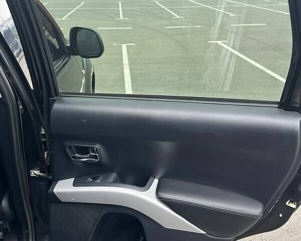 Черный Мицубиси Аутлендер ХЛ, объемом двигателя 2.36 л и пробегом 250 тыс. км за 10000 $, фото 23 на Automoto.ua