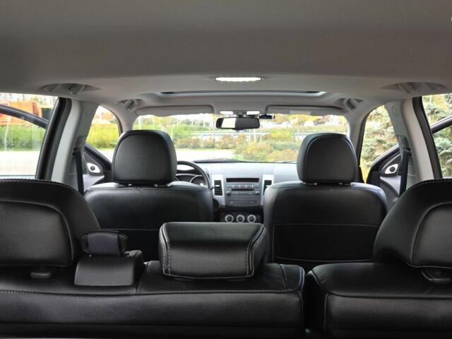 Черный Мицубиси Аутлендер ХЛ, объемом двигателя 2.4 л и пробегом 31 тыс. км за 15000 $, фото 12 на Automoto.ua