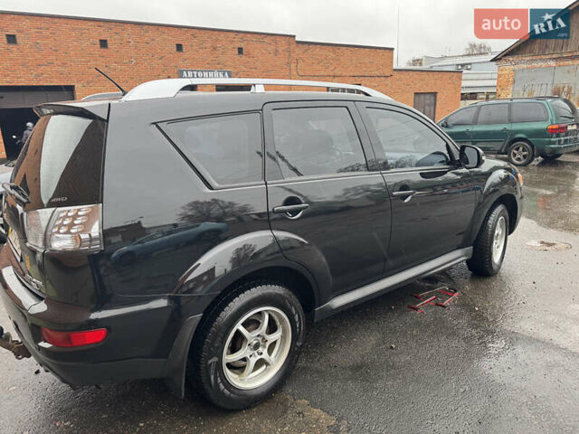 Черный Мицубиси Аутлендер ХЛ, объемом двигателя 2.36 л и пробегом 305 тыс. км за 10000 $, фото 3 на Automoto.ua