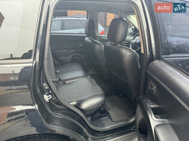Черный Мицубиси Аутлендер ХЛ, объемом двигателя 2.36 л и пробегом 305 тыс. км за 10000 $, фото 6 на Automoto.ua
