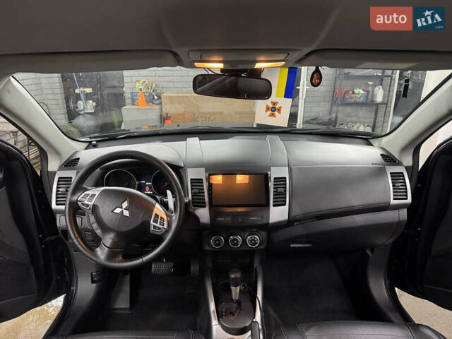Черный Мицубиси Аутлендер ХЛ, объемом двигателя 2.36 л и пробегом 305 тыс. км за 10000 $, фото 10 на Automoto.ua