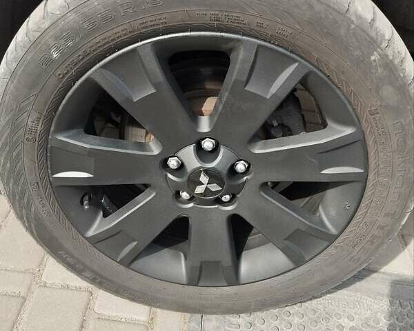 Черный Мицубиси Аутлендер ХЛ, объемом двигателя 2.18 л и пробегом 253 тыс. км за 12500 $, фото 2 на Automoto.ua