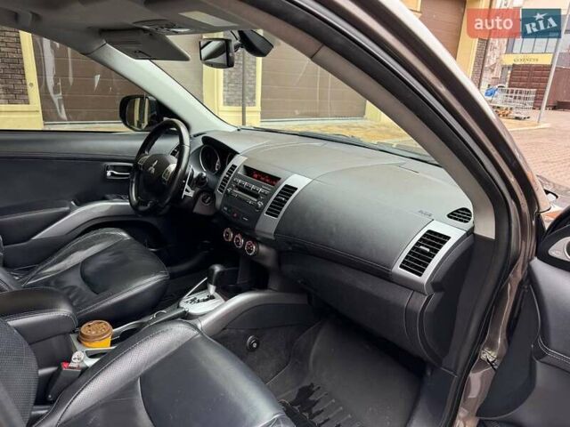 Коричневий Міцубісі Аутлендер ХЛ, об'ємом двигуна 2.36 л та пробігом 160 тис. км за 10900 $, фото 6 на Automoto.ua
