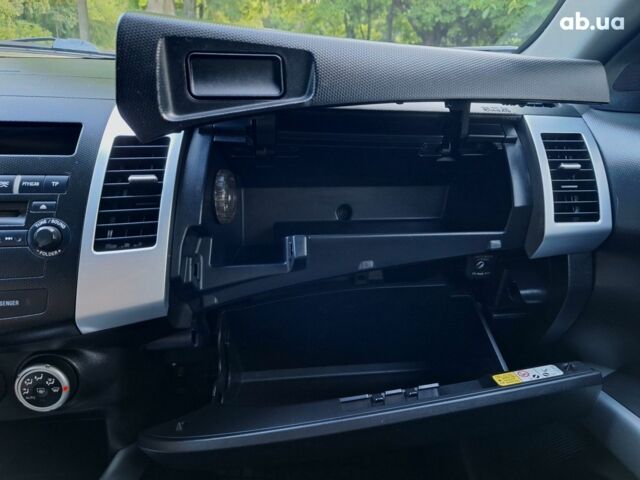 Червоний Міцубісі Аутлендер ХЛ, об'ємом двигуна 0 л та пробігом 148 тис. км за 8450 $, фото 15 на Automoto.ua