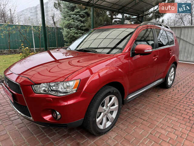 Красный Мицубиси Аутлендер ХЛ, объемом двигателя 2.2 л и пробегом 227 тыс. км за 11999 $, фото 1 на Automoto.ua