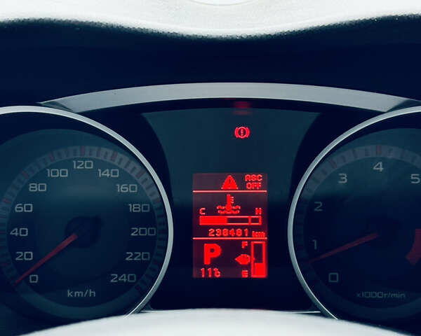 Мицубиси Аутлендер ХЛ, объемом двигателя 2.36 л и пробегом 237 тыс. км за 9000 $, фото 15 на Automoto.ua