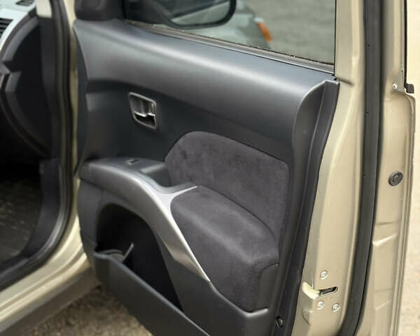 Желтый Мицубиси Аутлендер ХЛ, объемом двигателя 1.97 л и пробегом 204 тыс. км за 8400 $, фото 7 на Automoto.ua