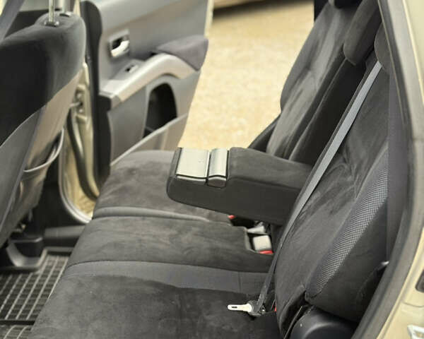 Желтый Мицубиси Аутлендер ХЛ, объемом двигателя 1.97 л и пробегом 204 тыс. км за 8400 $, фото 12 на Automoto.ua