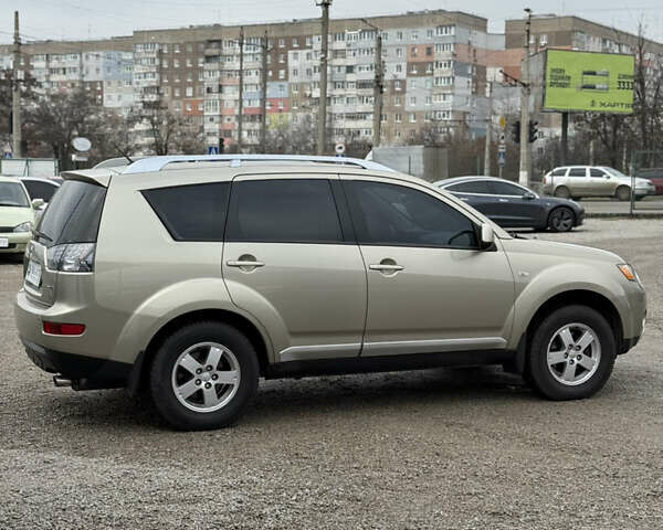 Желтый Мицубиси Аутлендер ХЛ, объемом двигателя 1.97 л и пробегом 204 тыс. км за 8400 $, фото 4 на Automoto.ua