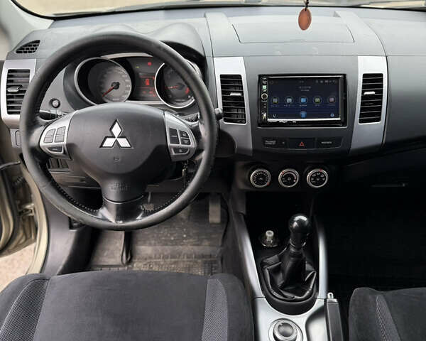 Желтый Мицубиси Аутлендер ХЛ, объемом двигателя 1.97 л и пробегом 204 тыс. км за 8400 $, фото 17 на Automoto.ua