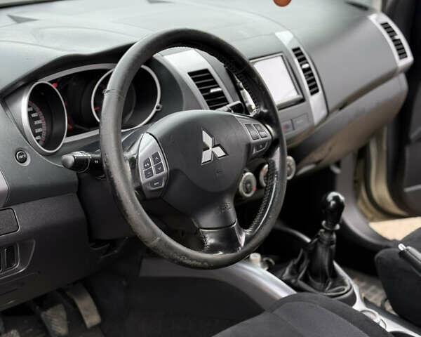 Желтый Мицубиси Аутлендер ХЛ, объемом двигателя 1.97 л и пробегом 204 тыс. км за 8400 $, фото 14 на Automoto.ua