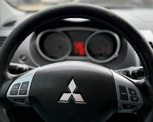 Желтый Мицубиси Аутлендер ХЛ, объемом двигателя 1.97 л и пробегом 204 тыс. км за 8400 $, фото 18 на Automoto.ua