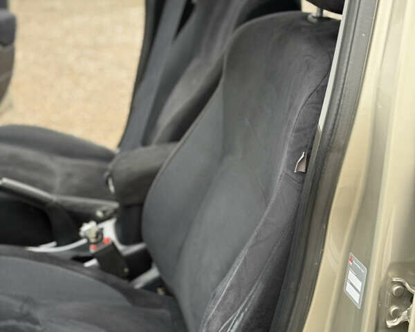 Желтый Мицубиси Аутлендер ХЛ, объемом двигателя 1.97 л и пробегом 204 тыс. км за 8400 $, фото 15 на Automoto.ua