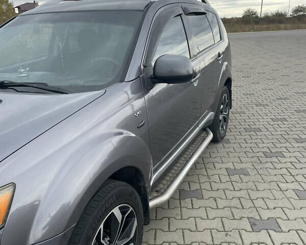 Серый Мицубиси Аутлендер ХЛ, объемом двигателя 3 л и пробегом 253 тыс. км за 8500 $, фото 1 на Automoto.ua