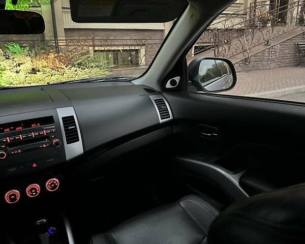 Серый Мицубиси Аутлендер ХЛ, объемом двигателя 3 л и пробегом 129 тыс. км за 10450 $, фото 31 на Automoto.ua