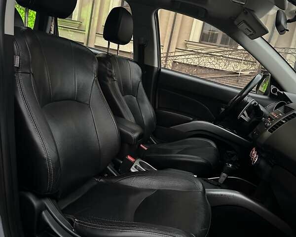 Серый Мицубиси Аутлендер ХЛ, объемом двигателя 3 л и пробегом 129 тыс. км за 10450 $, фото 25 на Automoto.ua