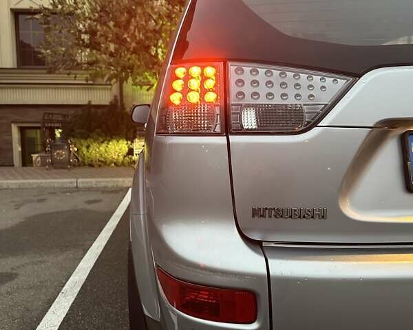 Серый Мицубиси Аутлендер ХЛ, объемом двигателя 3 л и пробегом 129 тыс. км за 10450 $, фото 49 на Automoto.ua