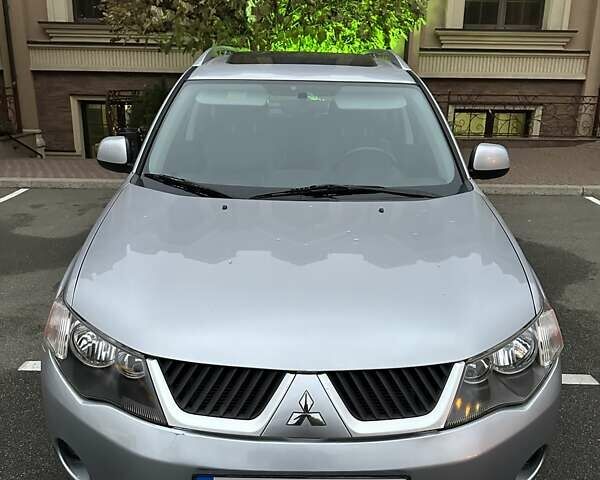 Серый Мицубиси Аутлендер ХЛ, объемом двигателя 3 л и пробегом 129 тыс. км за 10450 $, фото 3 на Automoto.ua