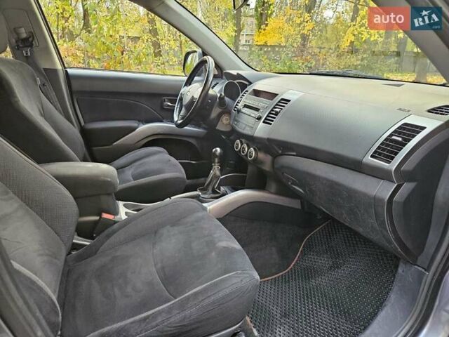 Серый Мицубиси Аутлендер ХЛ, объемом двигателя 2 л и пробегом 450 тыс. км за 4600 $, фото 1 на Automoto.ua