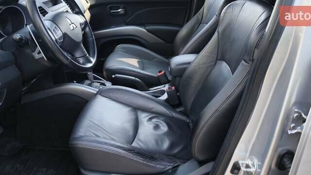 Сірий Міцубісі Аутлендер ХЛ, об'ємом двигуна 2.99 л та пробігом 192 тис. км за 9800 $, фото 24 на Automoto.ua