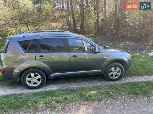 Серый Мицубиси Аутлендер ХЛ, объемом двигателя 2 л и пробегом 247 тыс. км за 5000 $, фото 1 на Automoto.ua