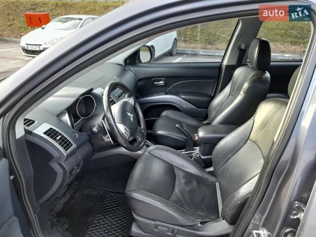 Серый Мицубиси Аутлендер ХЛ, объемом двигателя 3 л и пробегом 183 тыс. км за 10300 $, фото 14 на Automoto.ua